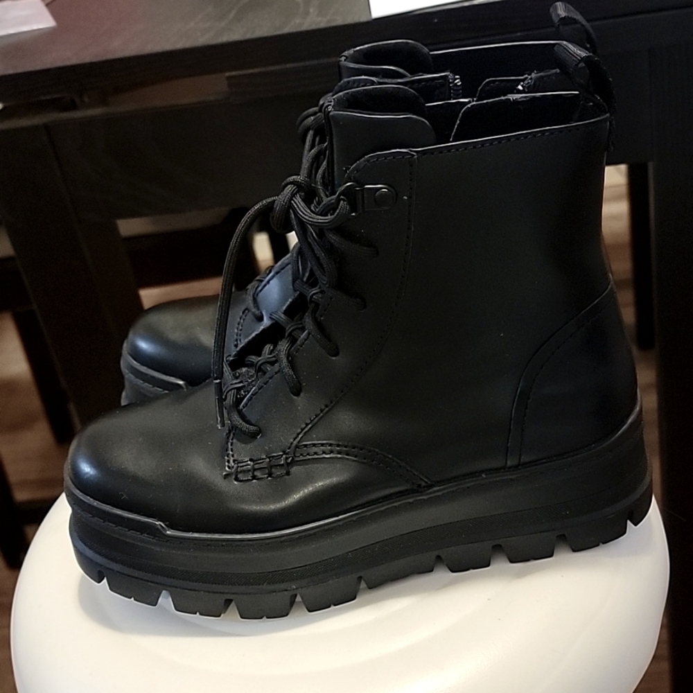 UGG black chunky boots size 6